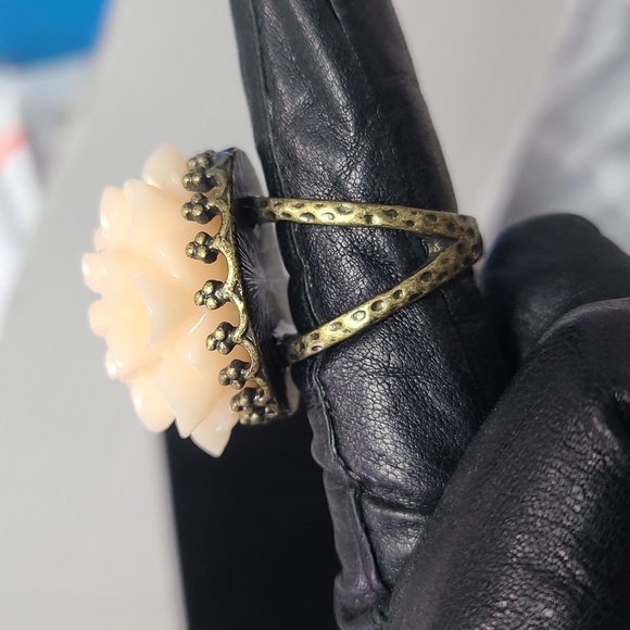 Elegant Floral Ring in Cream and Brasd Tone Size 7.25 - Picture 5 of 17